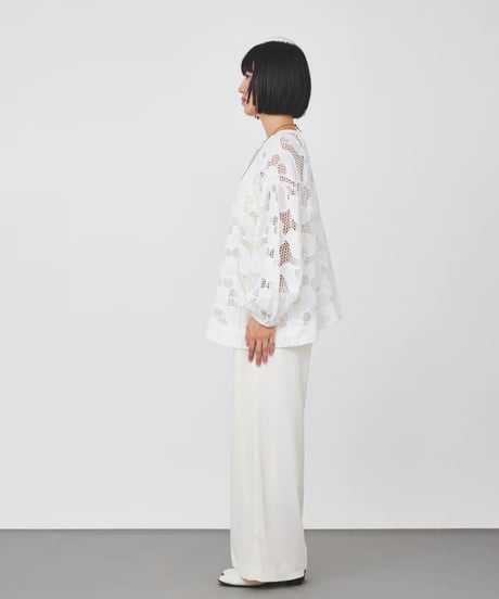 【torrazzo donna（トラッゾドンナ）】カットワークレースブラウス