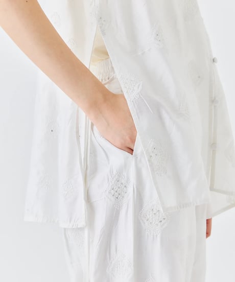 【torrazzo donna（トラッゾドンナ）】インド刺繍レイヤード２WAYトップス