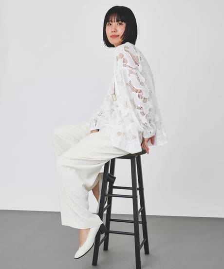 【torrazzo donna（トラッゾドンナ）】カットワークレースブラウス