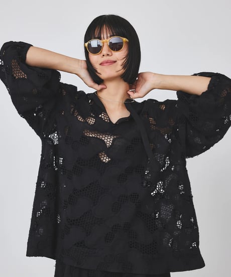 【torrazzo donna（トラッゾドンナ）】カットワークレースブラウス