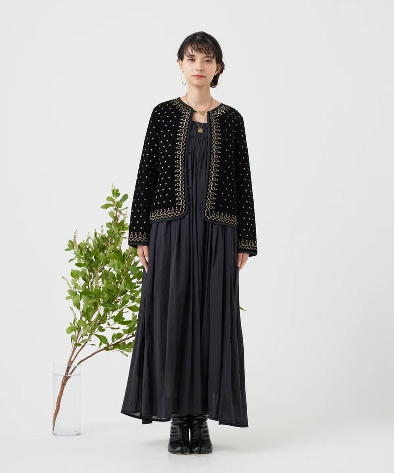 新品 Torrazzo Donna ベロア刺繍ヴィンテージ調ノーカラージャケット Torrazzo Donna（トラッゾドンナ）の「ベロア金刺繍ノーカラー