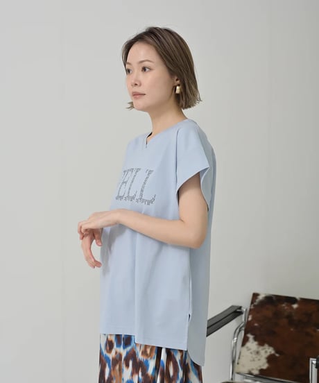 【HERENCIA（ヘレンチア）】VネックロゴTシャツ