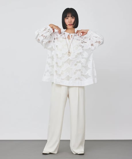 【torrazzo donna（トラッゾドンナ）】カットワークレースブラウス