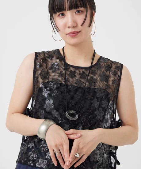 【torrazzo donna（トラッゾドンナ）】スパングルサイドリボンベスト