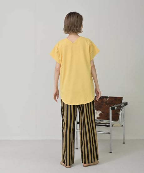 【HERENCIA（ヘレンチア）】VネックロゴTシャツ