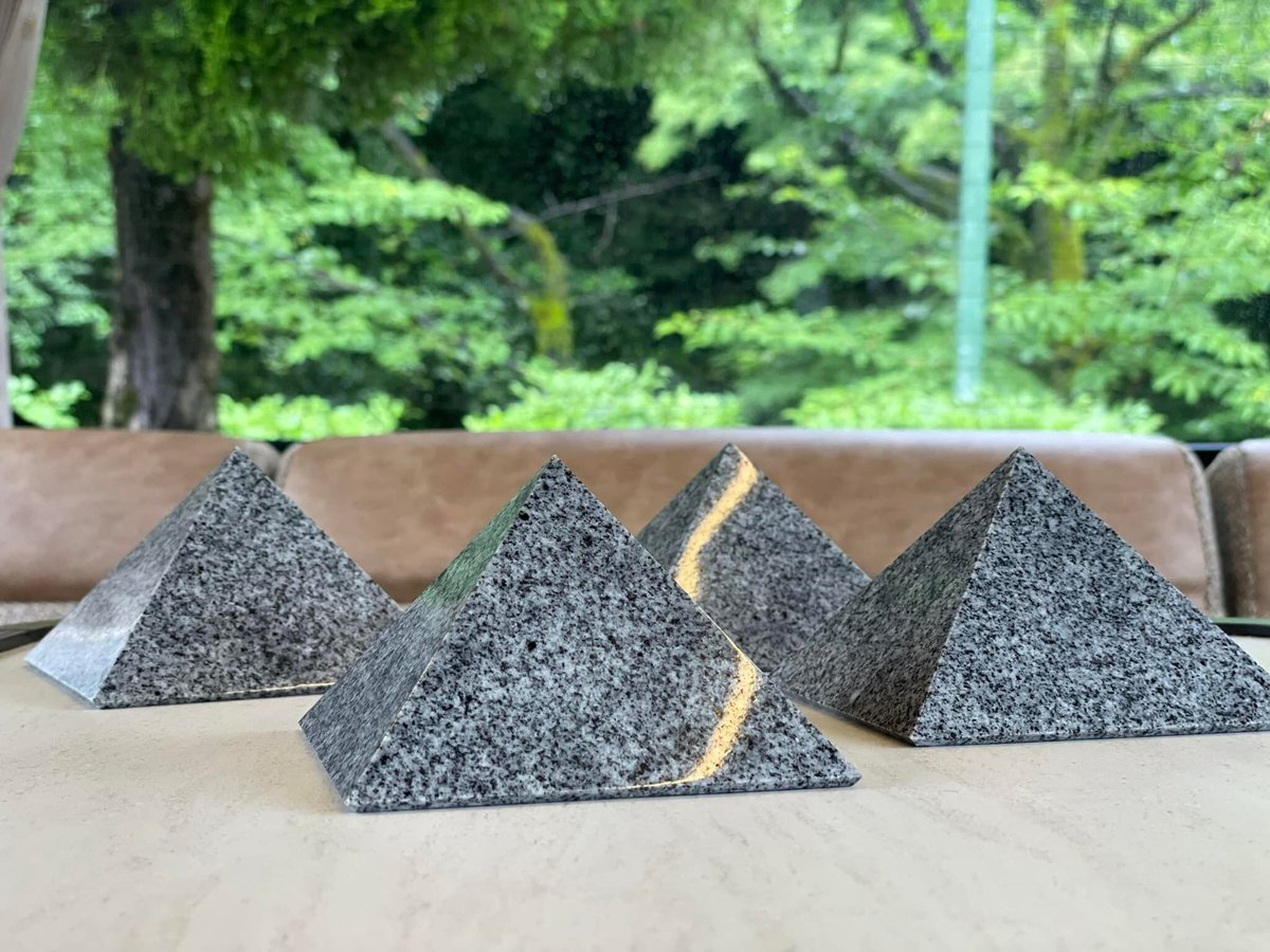 庵治な石の吉報ピラミッド△ 4個SET | Heavy Weight STORE