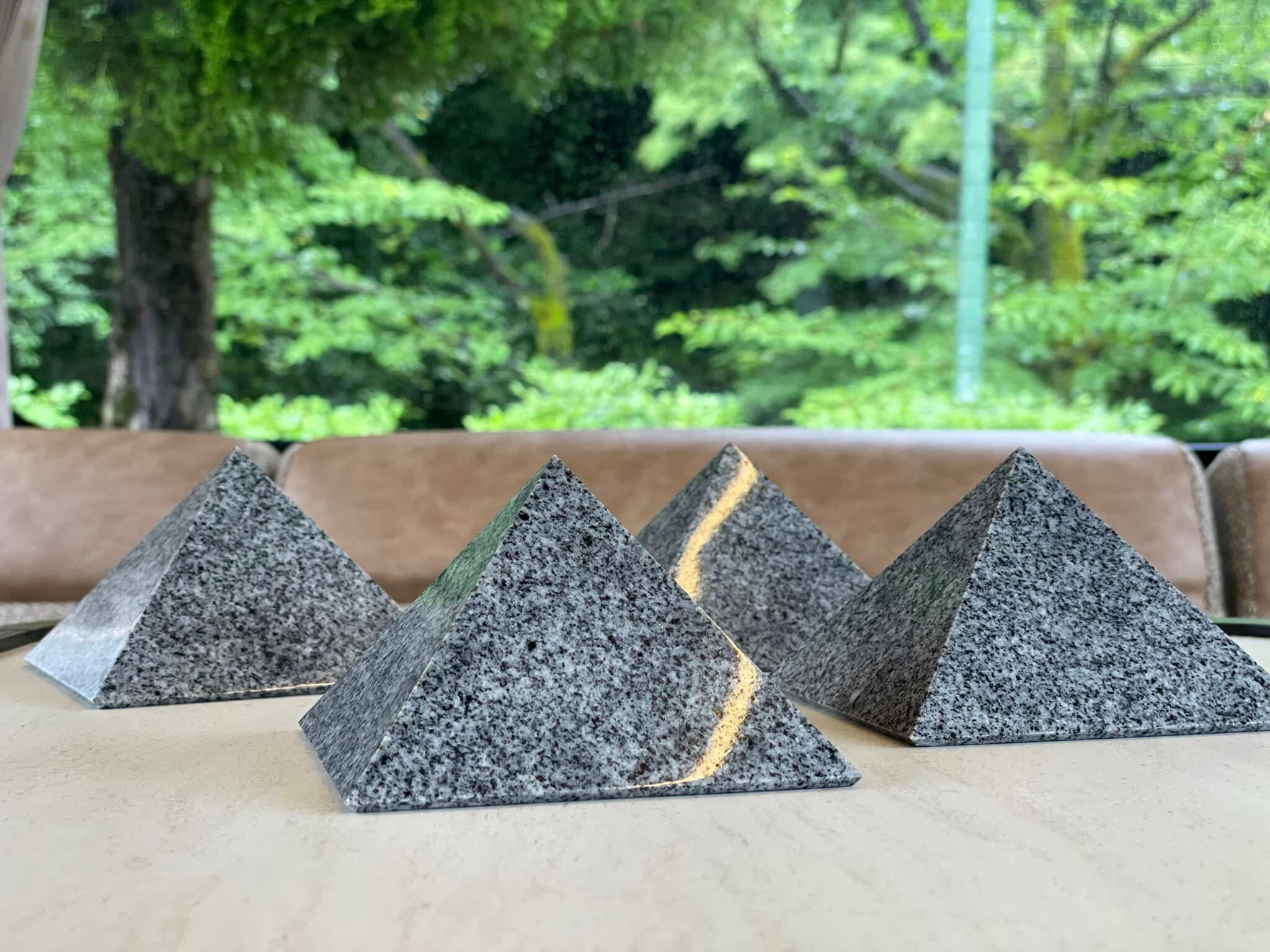 庵治な石の吉報ピラミッド△ 4個SET | Heavy Weight STORE