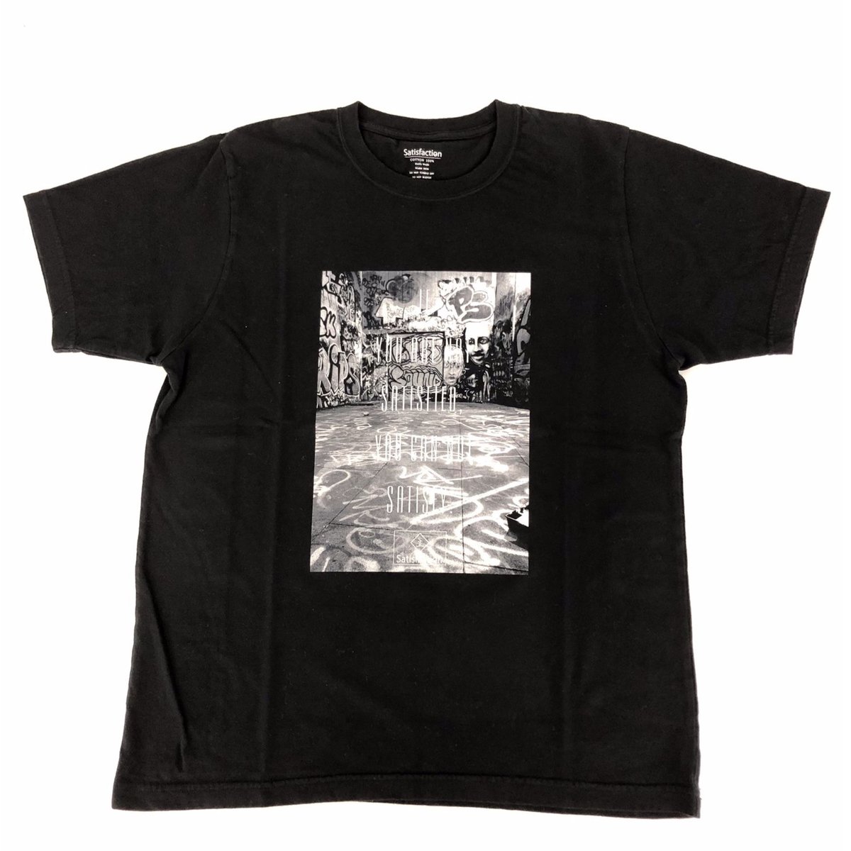 SatisfactionグラフィTシャツ ブラック | Satisfaction Tシャツ