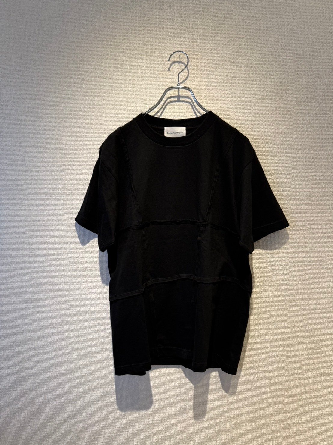 デコードされたひびの入ったコードTシャツ-ブラック BROKEN PANEL T-SHIRT (BASIC) | Design lab