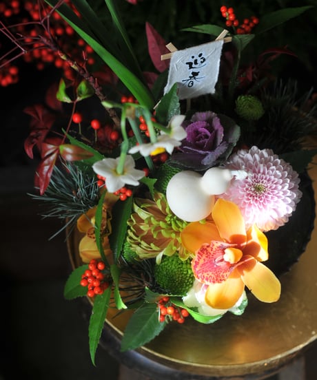 （A)お正月花アレンジメント【迎春】菊型グレー深皿