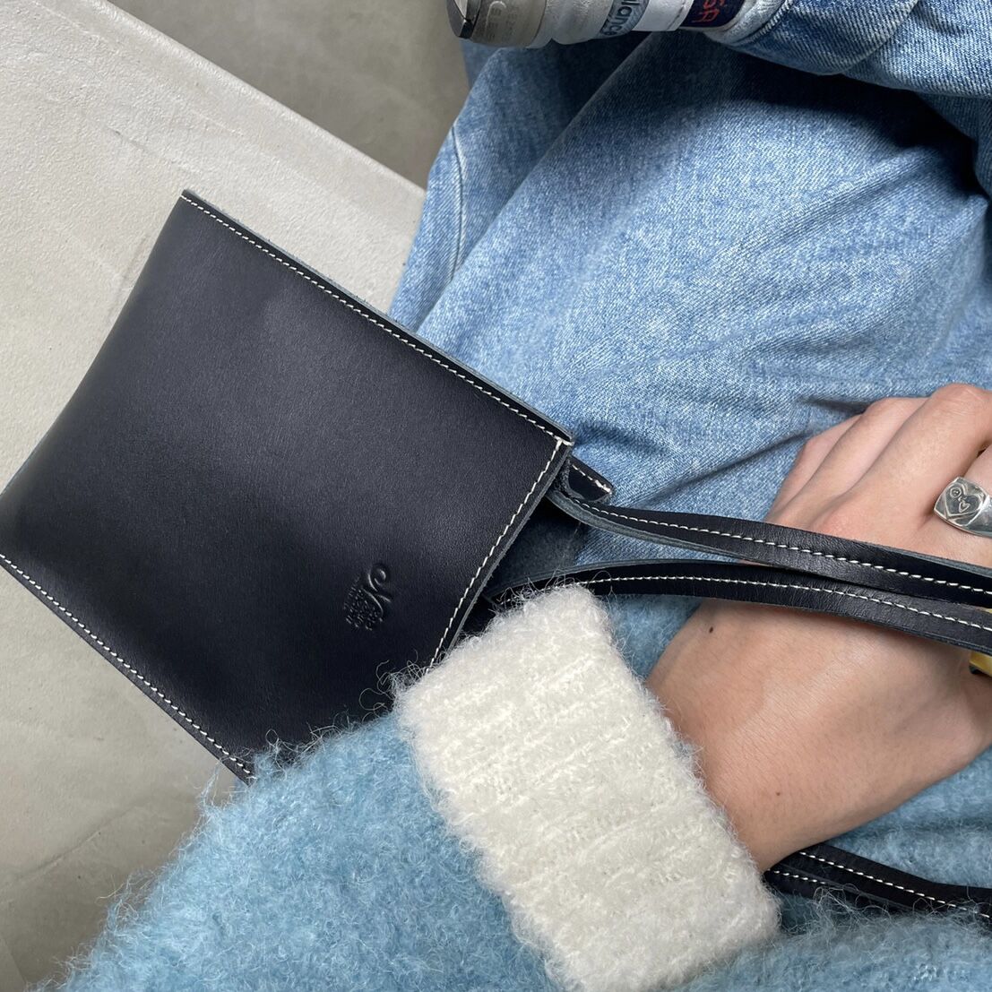 logo leather pochette | kaoyorinakami logo leather pochette | kaoyorinakami