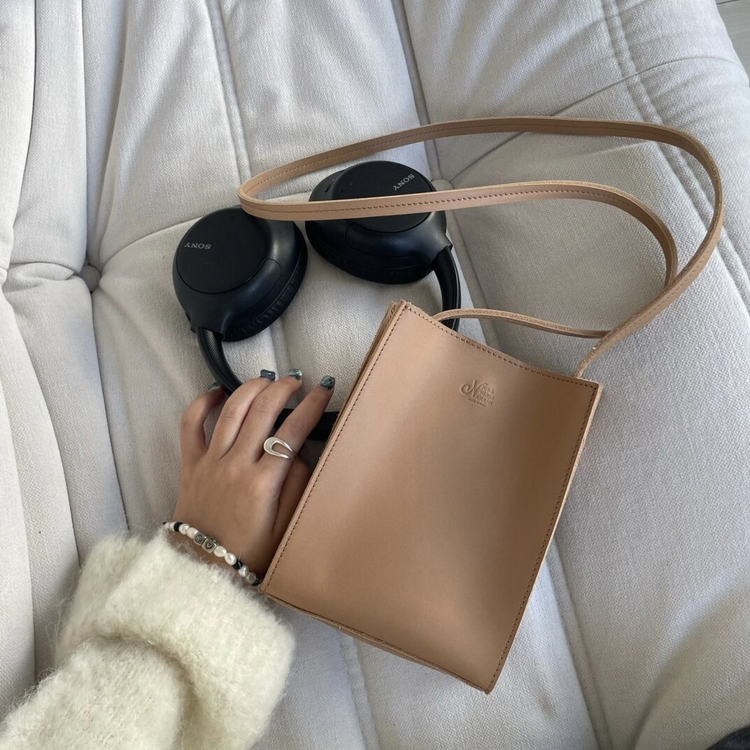 logo leather pochette | kaoyorinakami