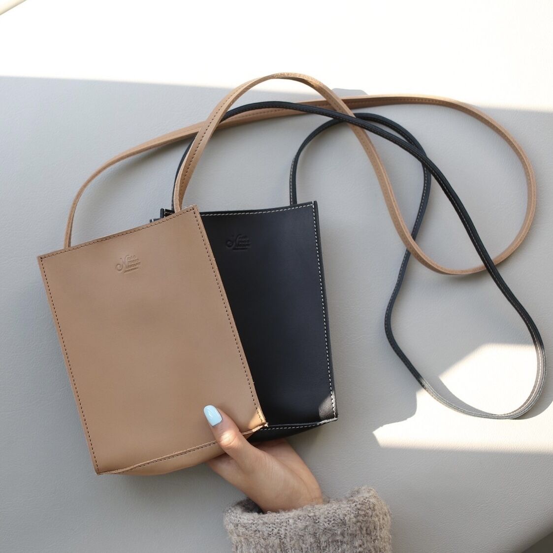logo leather pochette | kaoyorinakami logo leather pochette | kaoyorinakami