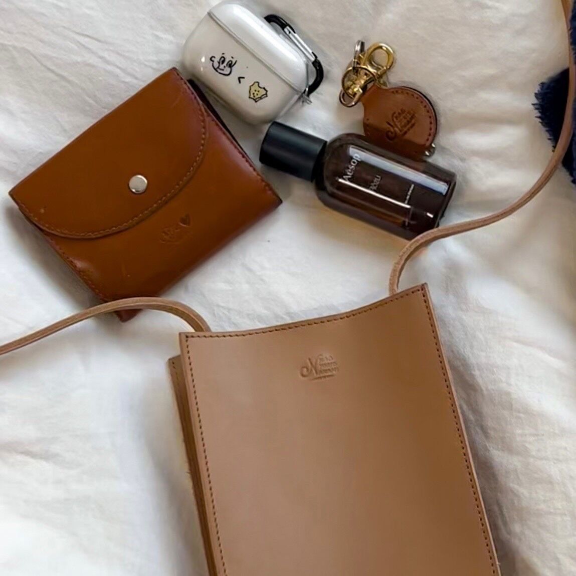 logo leather pochette | kaoyorinakami logo leather pochette | kaoyorinakami
