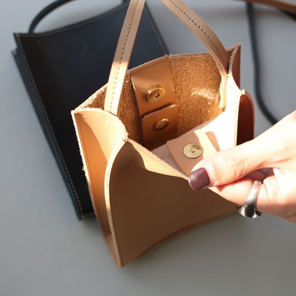 logo leather pochette | kaoyorinakami logo leather pochette | kaoyorinakami