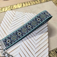 幾何学フラワーブルー　taiリボンストラップ