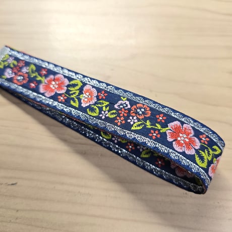 フラワーネイビー　taiリボンストラップ