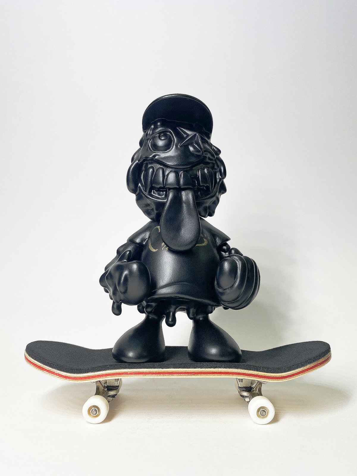 arttoy: Graffiti SK8ER 08 + Skateboard | SLICK