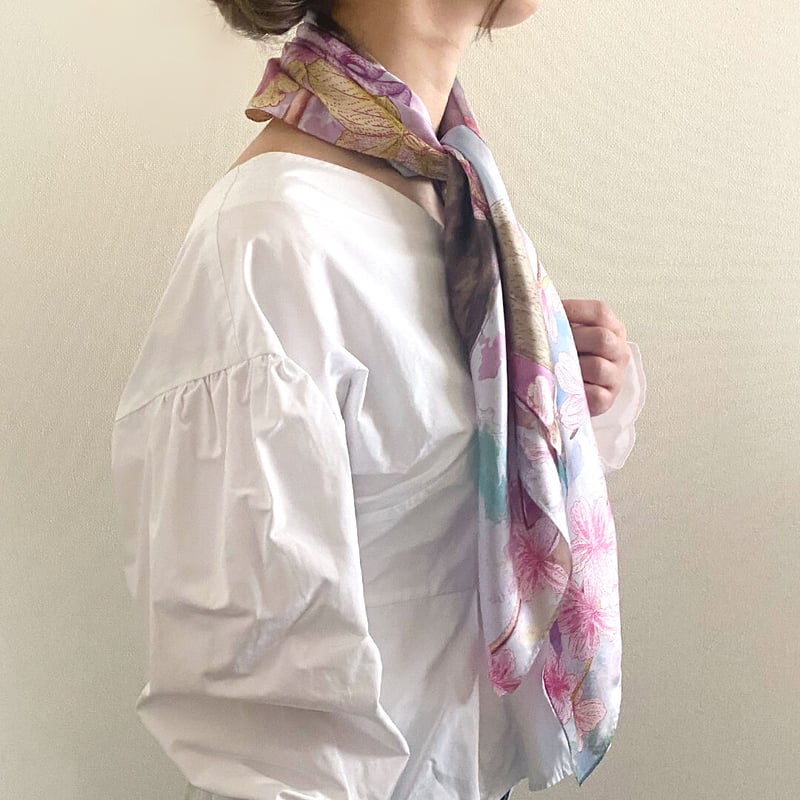 日本製大判シルクスカーフ「桜雨」桜と狼 | mumea