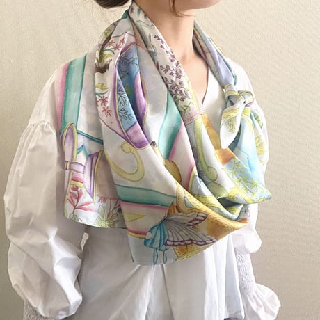 日本製大判シルクスカーフ「HOME」部屋の鏡