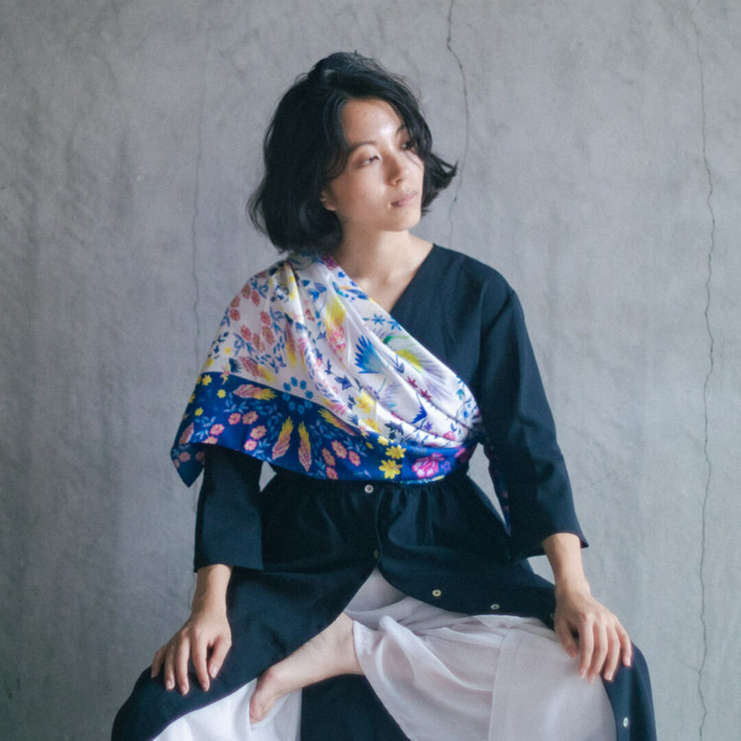 90 日本製大判シルクスカーフ「Blooming bird」花咲く鳥 | mumea