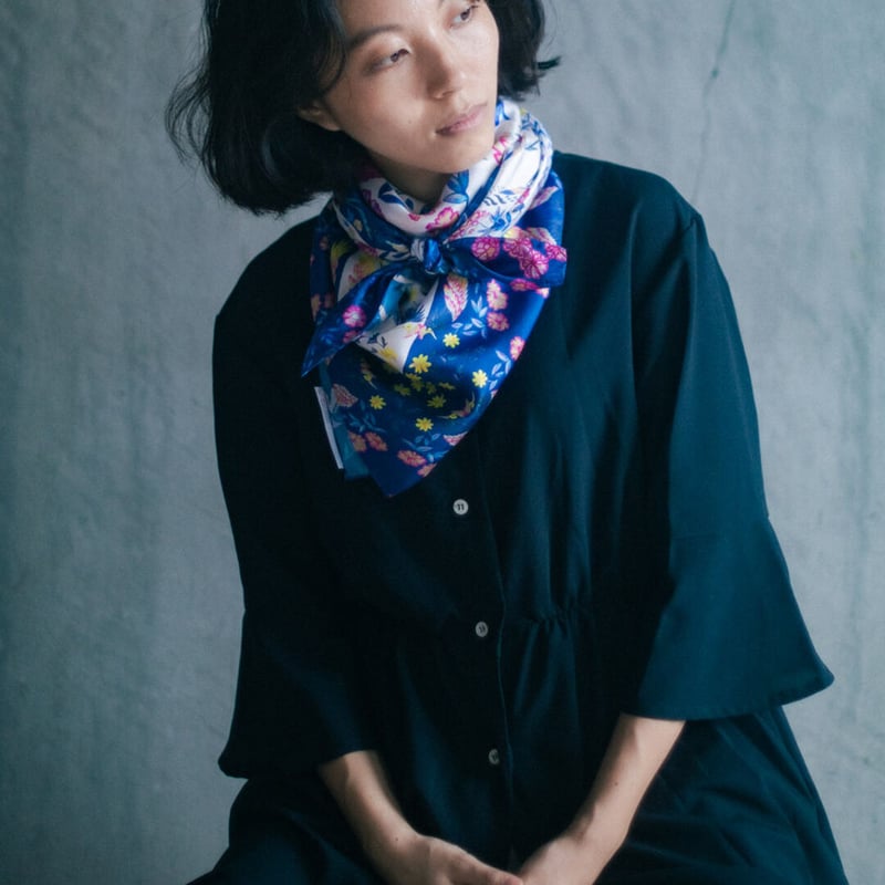 90 日本製大判シルクスカーフ「Blooming bird」花咲く鳥 | mumea