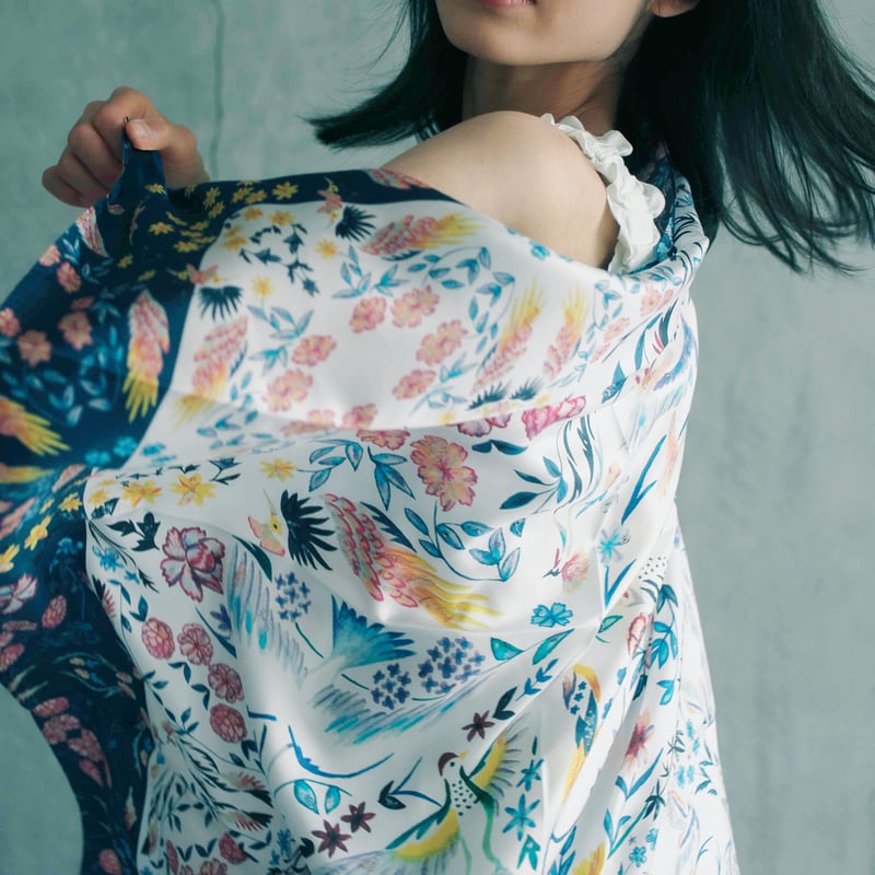 90 日本製大判シルクスカーフ「Blooming bird」花咲く鳥 | mumea