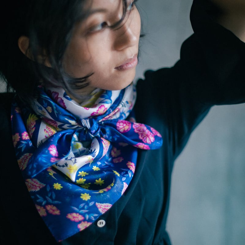 90 日本製大判シルクスカーフ「Blooming bird」花咲く鳥 | mumea