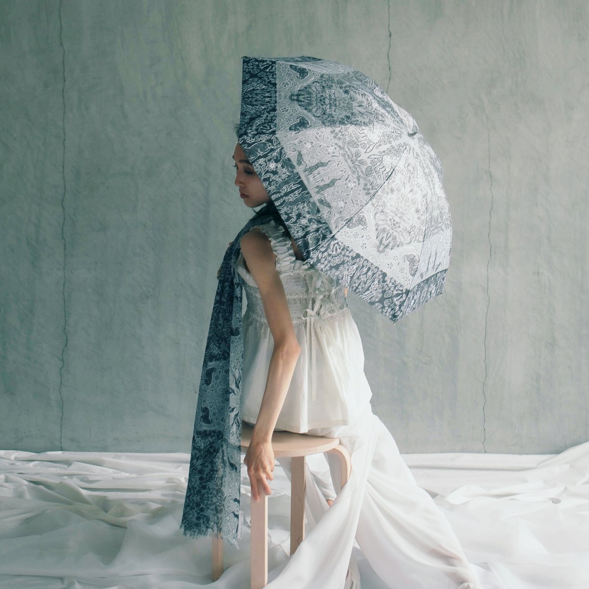 晴雨兼用(ショート傘)「reverse」白と黒の生き物たち | mumea