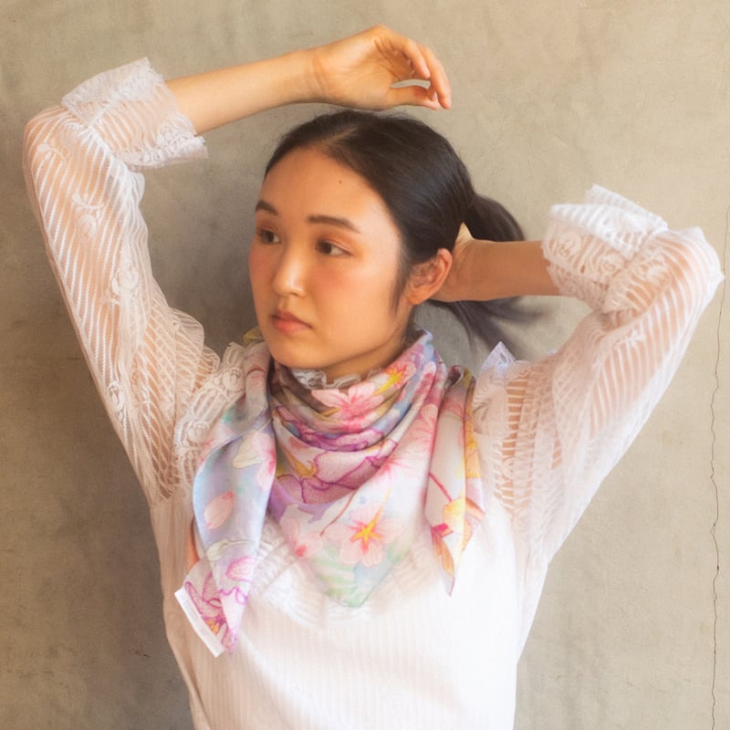 日本製大判シルクスカーフ「桜雨」桜と狼 | mumea