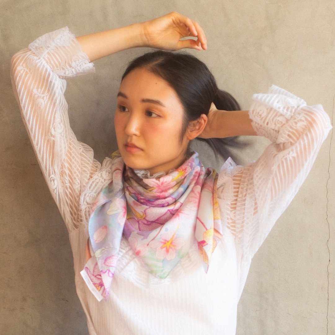 日本製大判シルクスカーフ「桜雨」桜と狼 | mumea