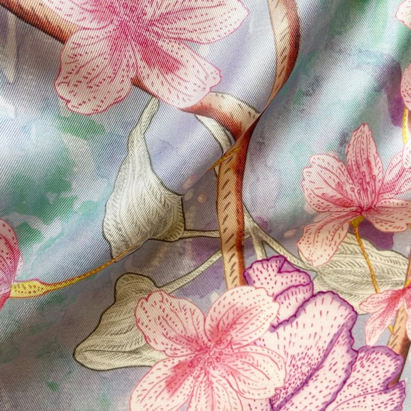 日本製大判シルクスカーフ「桜雨」桜と狼 | mumea