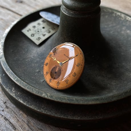 【new!!】antique round dial brooch "copper tone"【K1019】