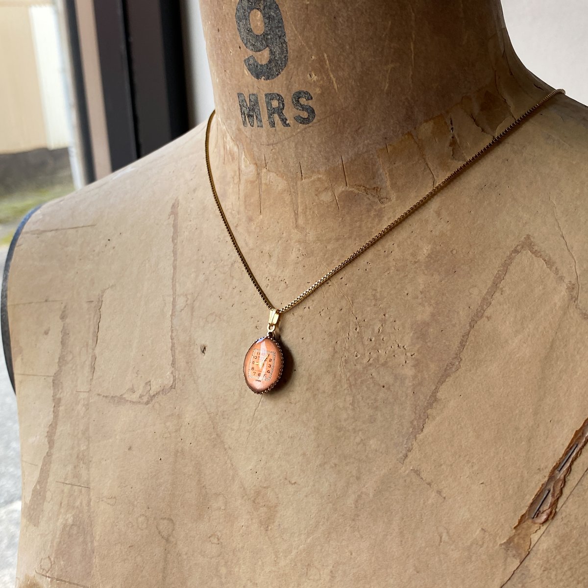 new!!】antique teardrop dial silhouette necklac