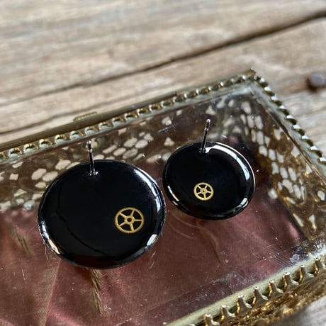 【K0694】antique round dial pierced earrings