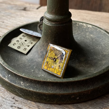 【new!!】antique square dial brooch 【K1021】