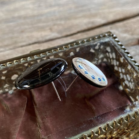 【K0694】antique round dial pierced earrings