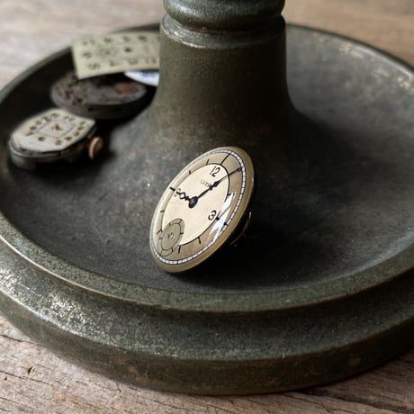 【new!!】antique round dial brooch 【K1009】