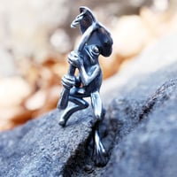 葉っぱの傘をさすカエルのキーホルダー