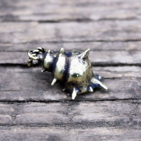 金色トゲトゲ貝のペンダントトップ