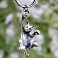 金色猫のキーホルダー