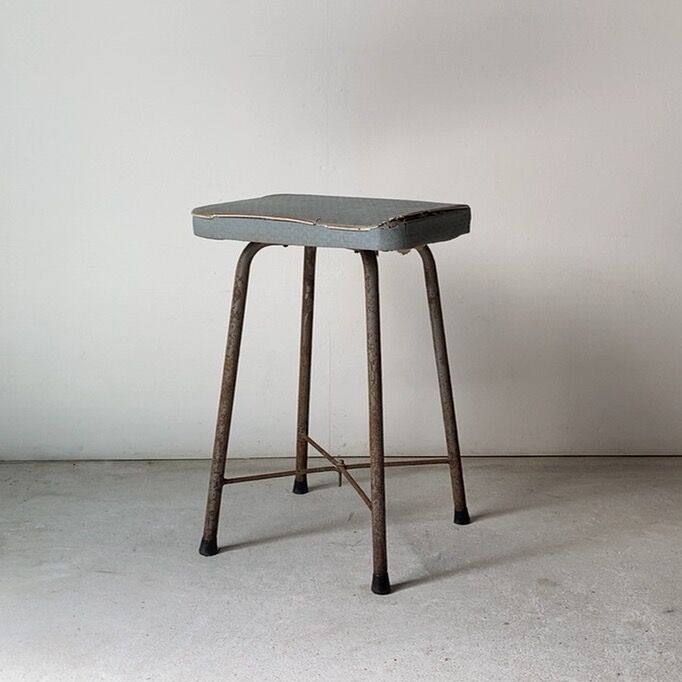 古い座面錆びた鉄脚スツール2脚410スクエァーイス　古家具 fit=scale-down,w=1200