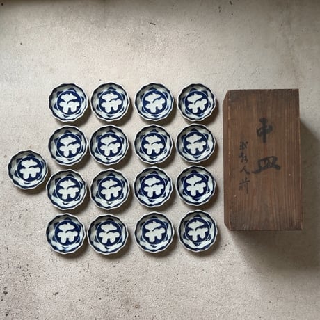 明治 大正期 古い瀬戸焼の豆皿［1枚の価格］在庫17枚 朝顔＋波絵  染付 型押し 小皿 有田 伊万里 完品