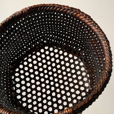 明治期 古い茶碗かご 30cm  濃い飴色にヤケた麻の葉編み竹籠  足付き水切りカゴ  古民藝 古民具  アンティーク編み籠  メンテナンス済