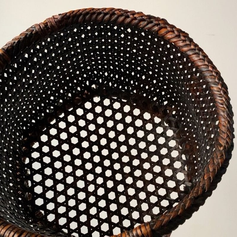 明治期 古い茶碗かご 30cm 濃い飴色にヤケた麻の葉編み竹籠 足