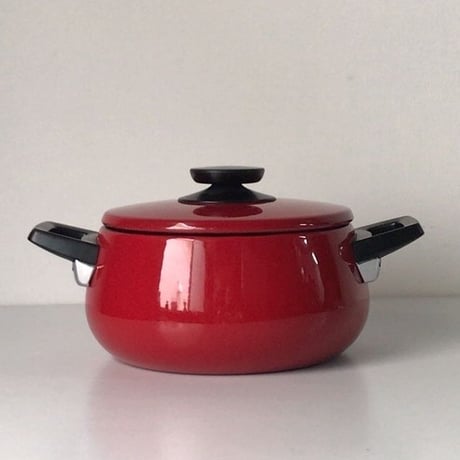 琺瑯(ホーロー) ヴィンテージ 両手鍋  18cm  深みのある濃い赤です。中古美品
