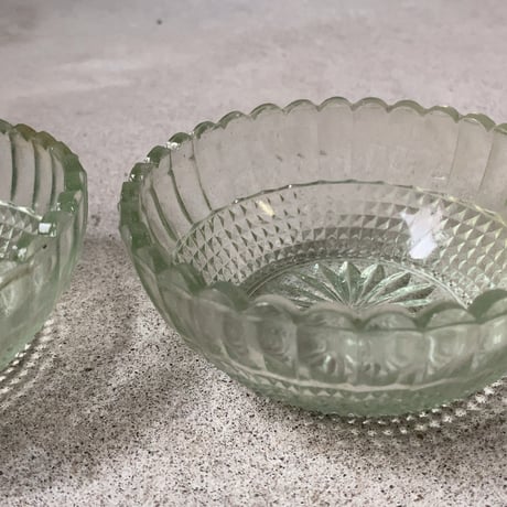 アンティークプレスガラス デザート深皿2客セット 花紋様 輪花縁 古いガラス器 小鉢 昭和初期 アイスクリーム かき氷 デザート皿
