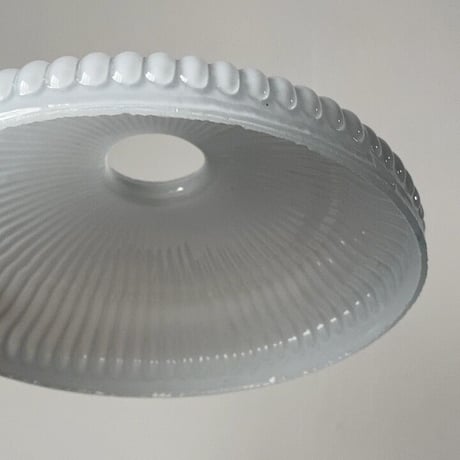 大正〜昭和期  乳白ガラス 細かめ菊花紋様 プレスガラス 21cm ヴィンテージシェード 古い電笠 吊り照明  無傷完品