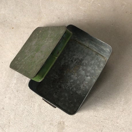 ヴィンテージ  蓋付き ブリキ缶  箱.  緑塗装 グッドエイジング  米櫃  保存ケース  道具箱  アンティークスチール ボックス