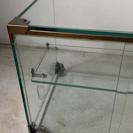 ヴィンテージ ガラスケース 小型 幅35cmの小さめ2段1枚棚板 ガラス引き戸構造 アンティーク 硝子 ショーケース 完品　(残数1点)